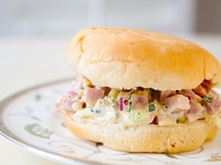 Сэндвич с салатом из ветчины