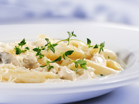 Макароны с курицей в сливочно-грибном соусе