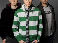 Фанатки снялись в новом клипе Бумбокс, Pianoбой и ТНМК