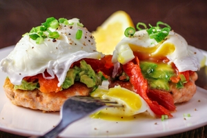 Как приготовить яйца по-королевски (ВИДЕО)