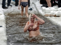 Регионал Анна Герман обнажила грудь во время купания на Крещение