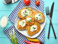 Сытный завтрак: драники картофельные со сметаной