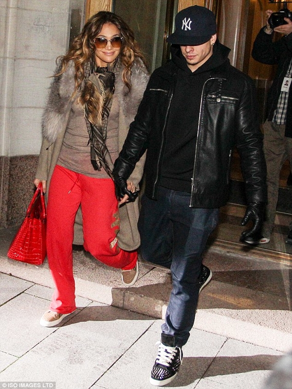 Джей Ло прогуливалась по Стокгольму в спортивных штанах и пальто