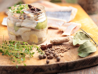 Маринованная сельдь с пряностями