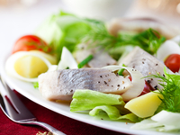 Салат из сельди, яиц и картофеля