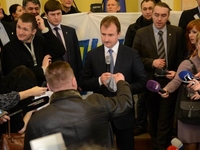 Александру Попову подарили пакетик с фекалиями