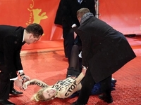 Берлинале: Femen устроили акцию против женского обрезания