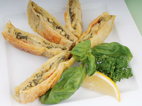 Рулеты из слоеного теста с курицей и зеленью