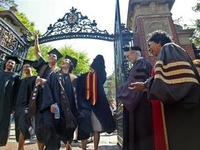 В США университет Брауна готов оплатить студентам операцию по смене пола