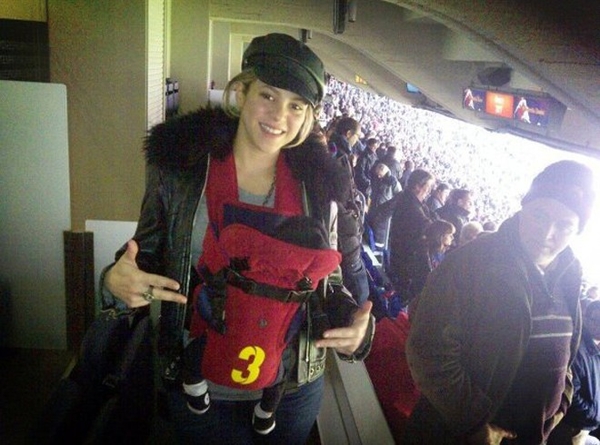 Шакира пришла на футбольный стадион с новорожденным ребенком