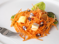 Салат из моркови с изюмом и яблоками