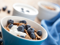 Полезный завтрак: Йогурт с фруктами и хлопьями