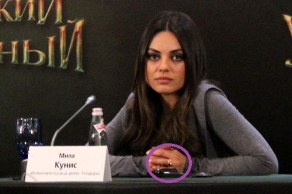 Мила Кунис в Москве показала обручальное кольцо