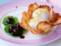 Рецепты на 8 марта: Тюили с ягодами и мороженым