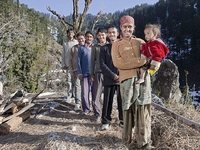 Счастливы вместе: Девушка вышла замуж сразу за пятерых братьев