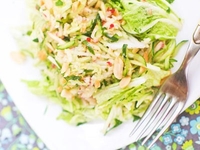 Постный огуречно-яблочный салат с орехами