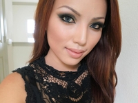 Как блоггеры с помощью макияжа перевоплощаются в звезд