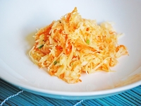 Постный салат из квашеной капусты и моркови