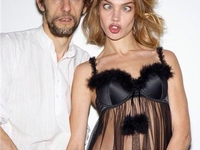 Водянова поздравила поклонников с Днем смеха забавной фотографией