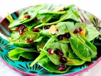 Весенние салаты из шпината: ТОП-5 рецептов