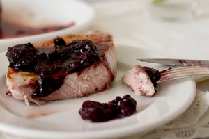 Как приготовить телятину с брусничным соусом (ВИДЕО)