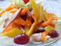 Салат из курицы с манго и виноградом