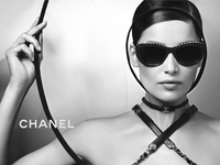 Модель Летиция Каста представила модные очки от Chanel
