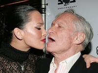 Обнаженная Даша Астафьева поздравила основателя Playboy видео-открыткой