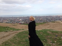 Анастасия Волочкова сфотографировалась на фоне мусора и Махачкалы