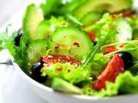 Салат из свежих овощей с оливками