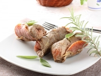 Мясные рулетики с орехами и сыром