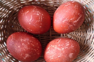 Как покрасить яйца луковой шелухой (ВИДЕО)