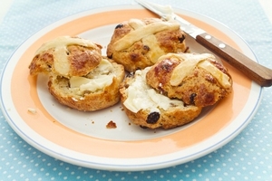 Как приготовить горячие крестовые булочки (ВИДЕО)