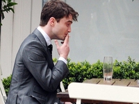 Дэниэл Рэдклифф убежал со свадьбы друга, чтобы покурить