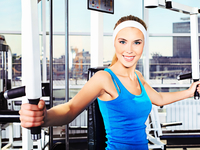 Тренировка на верхнюю часть тела и мышцы пресса в спортзале (ВИДЕО)