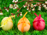 Как красить яйца луковой шелухой