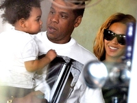 Бейонсе разрешила папарацци сфотографировать дочь со всех ракурсов