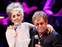 Lady GaGa снова стала кумой Элтона Джона