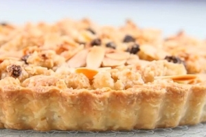 Как приготовить яблочный пирог с миндалем (ВИДЕО)