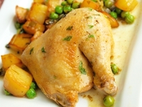Курица с картофелем и зеленым горошком