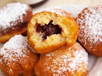 Пончики с вишневым джемом