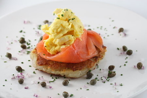 Как приготовить картофельные оладьи с лососем (ВИДЕО)