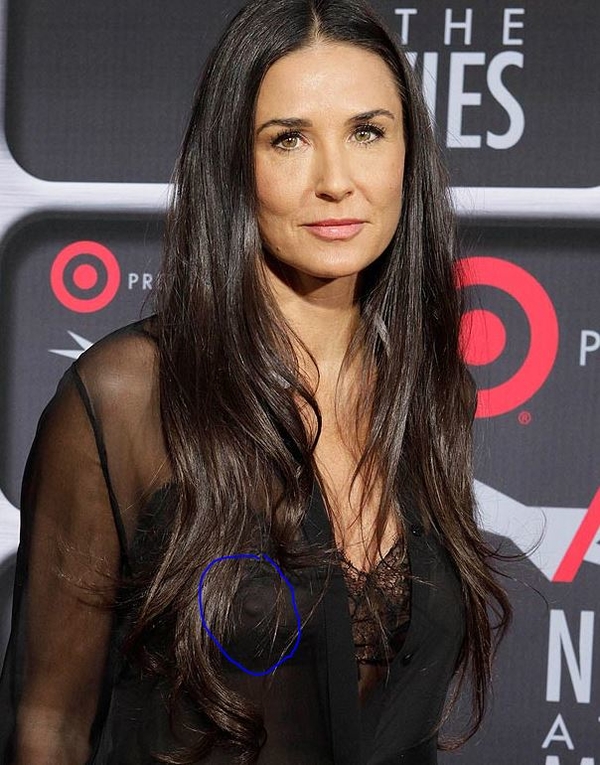 Деми Мур вышла в свет в прозрачном наряде