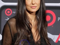 Деми Мур вышла в свет в прозрачном наряде