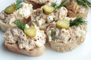 Как приготовить салат из тунца на тостах