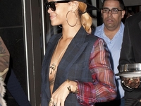 Рианна явилась на день рождения к Крису Брауну без бюстгальтера