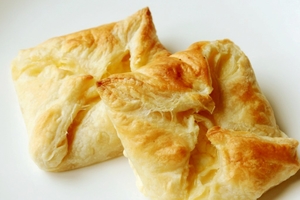 Как приготовить хачапури из слоеного теста