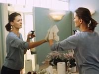 Как помыть зеркало без разводов