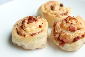 Как приготовить булочки с беконом и сыром