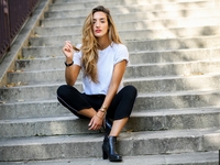 Белая футболка: 10 стильных образов